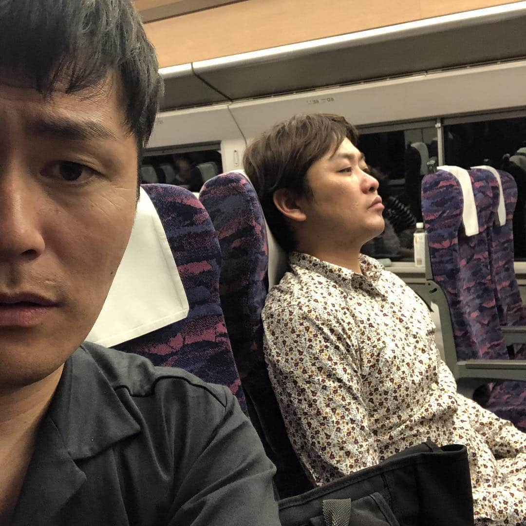 梅村賢太郎さんのインスタグラム写真 - (梅村賢太郎Instagram)「#大宮ラクーン #ありがとうございました #みんな #早めの新幹線で楽しそう #てんしとあくま #川口 #時間通りの新幹線に乗りたい #主張曲げず #乗った途端 #喋らなくなった #ラフ次元 #梅村」5月20日 20時09分 - rahujigenume