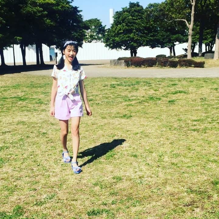 ニコ☆プチのインスタグラム：「シスタージェニィのページのルキカット、実はこんな感じで撮影してました笑 カメラマンさんが台車で引っ張られながらルキを撮るのは、ルキとカメラマンさんの息が合わないと意外と難しいんです🤣  #ニコプチ #関谷瑠紀 #sister jenni」
