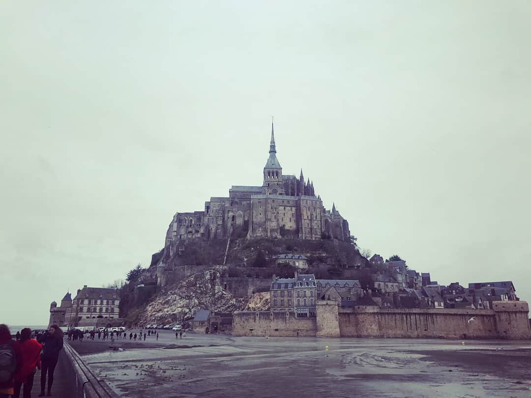 市川いずみさんのインスタグラム写真 - (市川いずみInstagram)「Mont-Saint-Michel♡ #Mont-Saint-Michel #フランス  #世界遺産  #念願  #ひとり旅  #戻りたい」5月6日 11時50分 - izumichikawa