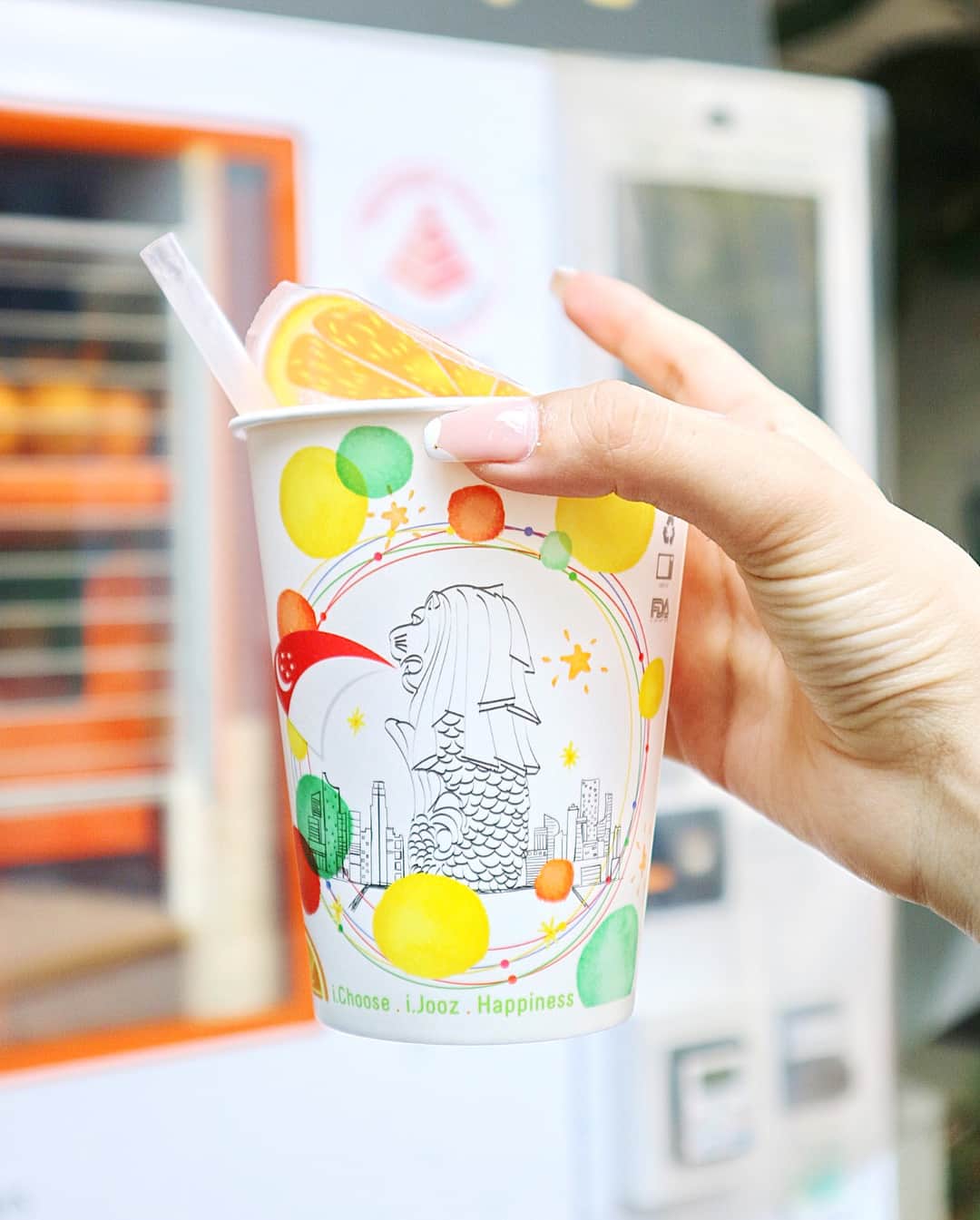 中田絵里奈さんのインスタグラム写真 - (中田絵里奈Instagram)「🍊🍹🍊🍹 . その場でオレンジを絞って出てくる ジュースの自販機😯💕 . ちゃんと冷え冷えで出てくるし オレンジが濃くてとっても美味しい☺️💓🍊 . 日本にもあればいいのにな〜💕 . . #オレンジジュース #オレンジ #自販機 #シンガポール #Singapore #シンガポール旅行 #マーライオン」5月6日 12時15分 - erinanakata