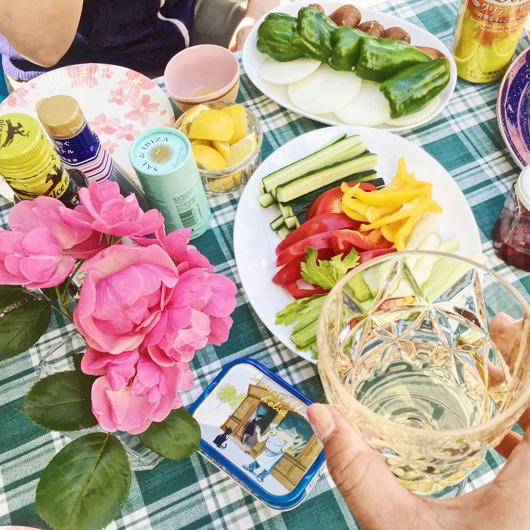 奥家沙枝子さんのインスタグラム写真 - (奥家沙枝子Instagram)「family time💓 GWのとある日は家族揃って庭でBBQ🍖 満開のバラを眺めながらランチです♪ . 今年はパパがローストビーフを作ってくれました😁 美味しくできました❤️ . . #毎年恒例 #bbq #gw #バーベキュー #garden #バラ #rose #chilly #picnic #wine #ランチ #バーニャカウダ #DIY #flowers #family #daddy #cooking」5月6日 13時00分 - saekookuya