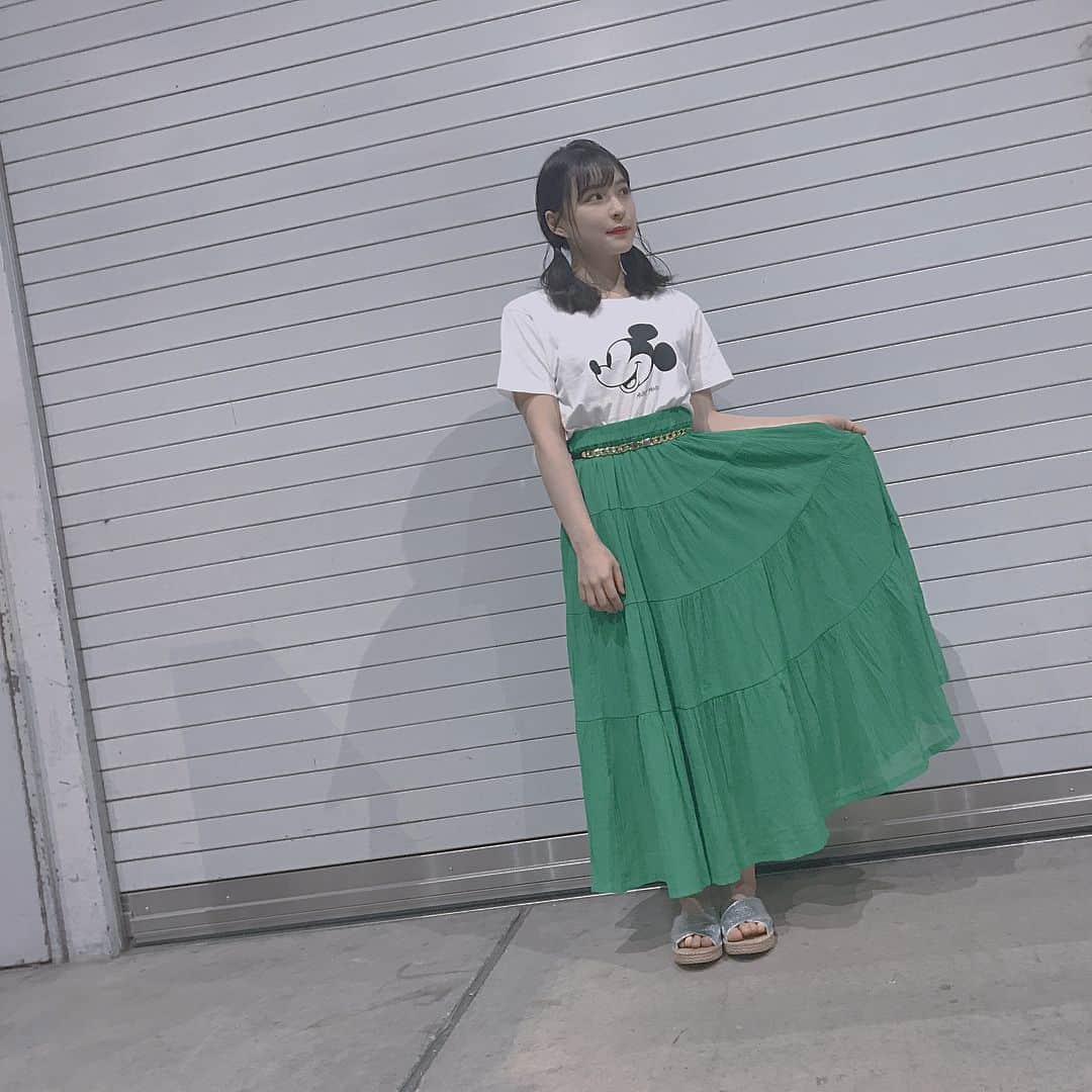 山本茉央のインスタグラム：「. . 今日のお洋服😎 . . Tシャツ...AZUL BY MOUSSY skirt...緑のスカート欲しくて やっと見つけました💚💚 @0904.erika さんが @raycassin_official さんとの コラボ商品第2段を手に入れました。 素材もサラサラしてて着やすくて 今年の夏は結構着る予定だな(๑˃̵ᴗ˂̵) . . #fashion  #summer#green  #skirt #最高」