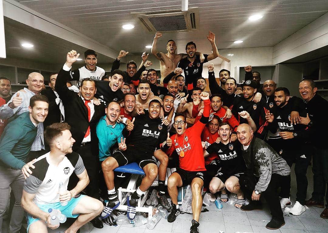 マルティン・モントヤのインスタグラム：「Somos de champions!!🦇💪🏼 #somdechampions #amunt #equipo」