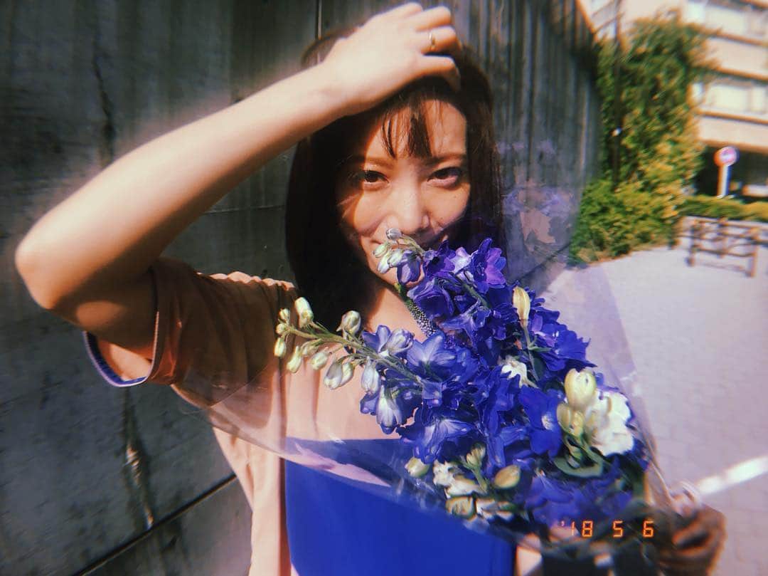 小松舞さんのインスタグラム写真 - (小松舞Instagram)「#花 #flowers #青 #blue #photooftheday #photography #girl #tokyo #眩 #🌞」5月6日 21時10分 - mai_____k_