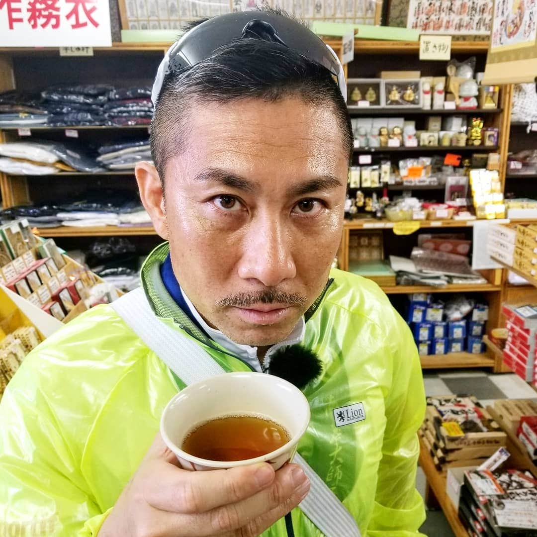 のインスタグラム：「眼蘇茶(めいきるちゃ)いかがですか！？ #眼蘇茶#身体にいい#最近#老眼#少し元気でた#気持ちの問題#メンタル#明日も頑張ろう#自転車へんろ旅#前園真聖」