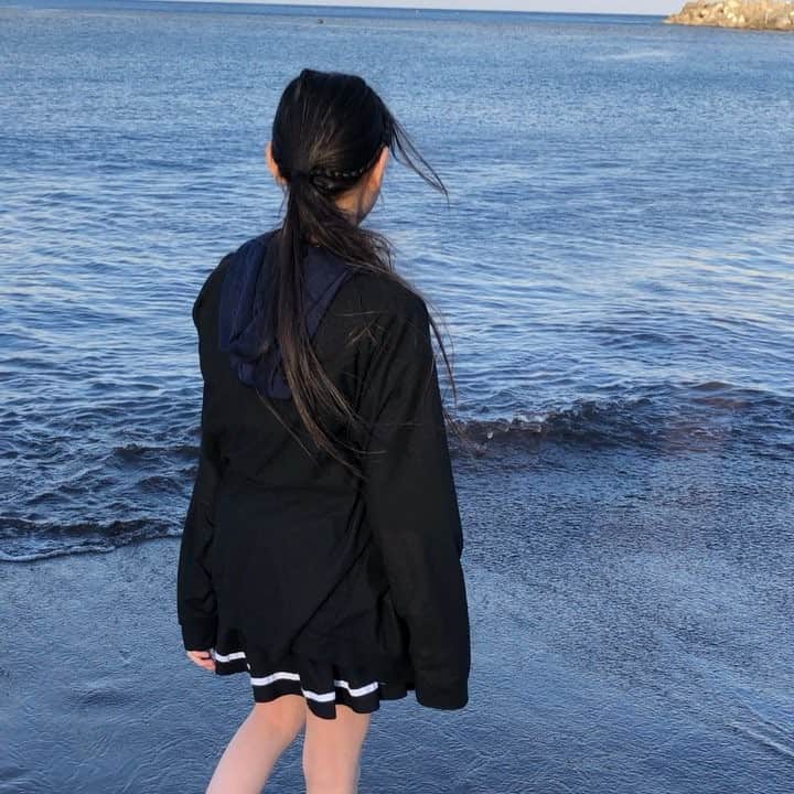 中野みやびのインスタグラム：「大切な１曲💖海で歌う🌊  #デビュー #シングル #発売 #アニメ #デュエマ #エンディング #テーマ #初 #歌う #海 #熱海 #浜辺 #民謡ガールズ #みやび」
