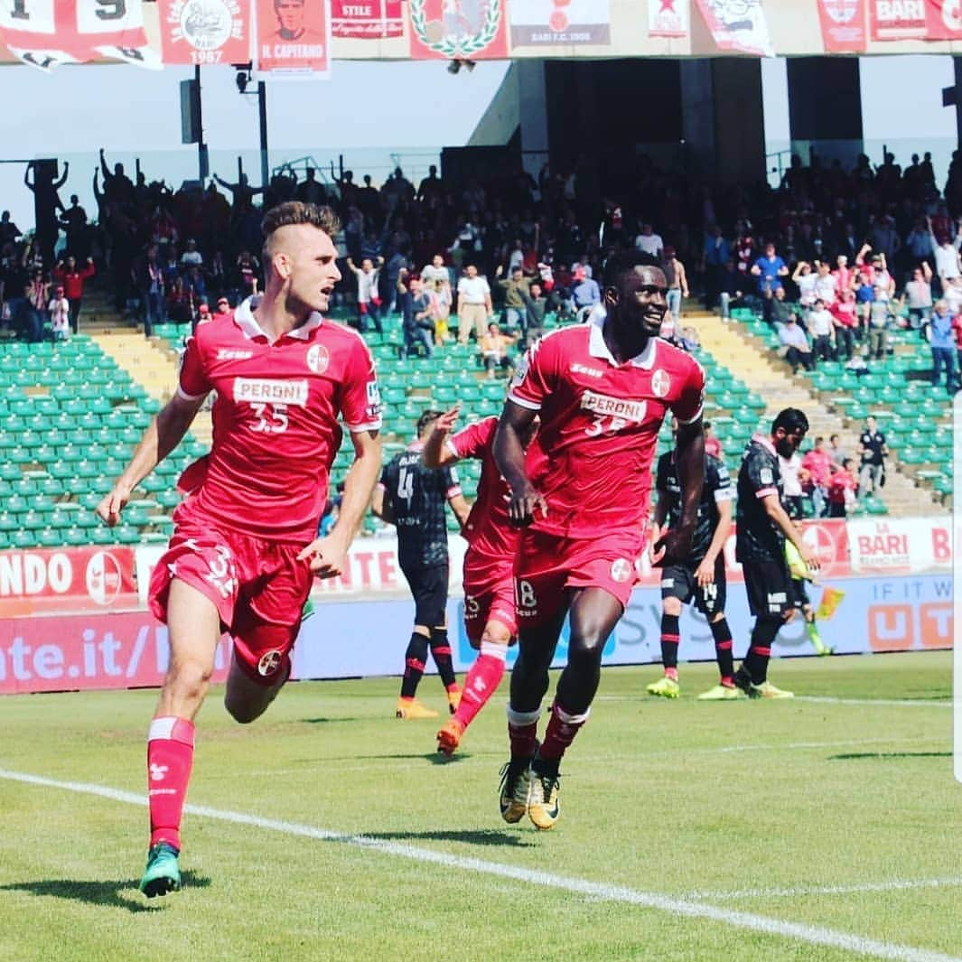 ノルベルト・ジェンベールのインスタグラム：「vittoria importante +3, contento per il gol ⚽️⚪🔴❤ #vittoria #forzabari #fcbari1908 #avanti #cosi #foryou @elisa_suriano」