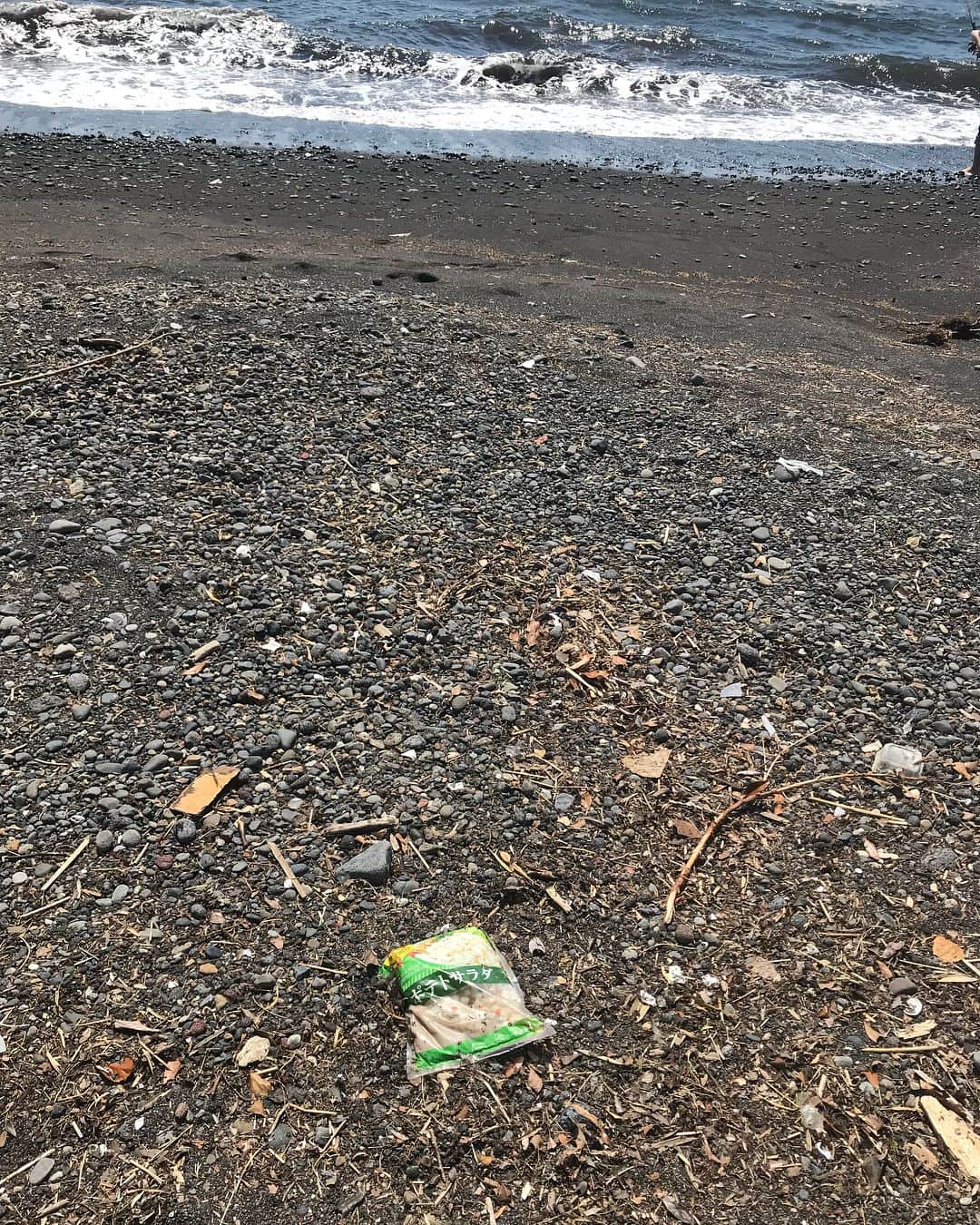 白井鉄也さんのインスタグラム写真 - (白井鉄也Instagram)「ポテトサラダの落し物っす！  #ポテトサラダ #potatosalad #ポテト #potato #サラダ #salad #Japanese #沼津 #numazu #我入道 #我入道海岸 #ganyudoubeach #beach #シュール落し物 #Surrealism #落し物シリーズ #シリーズ #series #落し物 #lost #me #tbt #love #cute #instlike #instgood」5月6日 14時24分 - shiraichimon