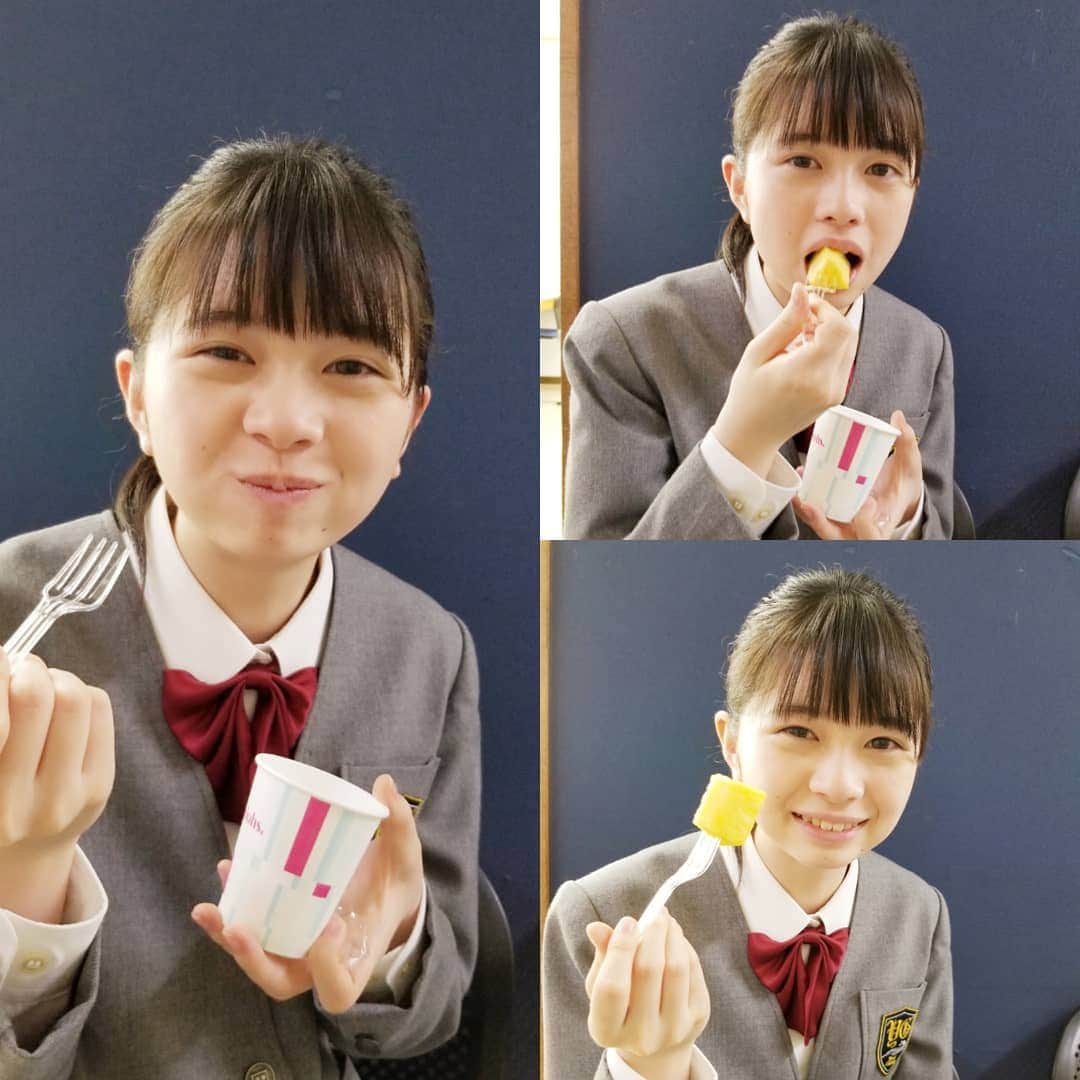 TBS「あなたには帰る家がある」のインスタグラム：「#3時のおやつ に #パイナップル 🍍を頬張るひよりちゃんでした🐰 #あなたには帰る家がある #あな家 #桜田ひより #ひよひよ #佐藤麗奈 #食べる前😊 #食べた瞬間😃 #食べた後😆 #美味しそう な顔3連発😋」
