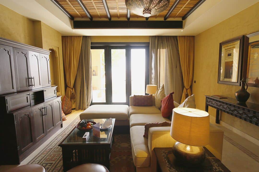 樋口智恵子さんのインスタグラム写真 - (樋口智恵子Instagram)「Cozy suite room @anantaraqasralsarab 🌿 . . . . アブダビ中心部から車で3時間のアナンタラ🚘アラビアンな雰囲気が素敵な、とても居心地の良いお部屋でした🌿テラスから見える景色ももちろん砂漠です🏜 . . . . #abudhabi #qasralsarabdesertresortbyanantara #desertresort #gw #DisayaSS18 #disaya #anantarahotel #suiteroom #luxuryhotel #arabian #terrace #アブダビ #砂漠 #スイートルーム #elemis」5月6日 16時05分 - chieko_higuchi
