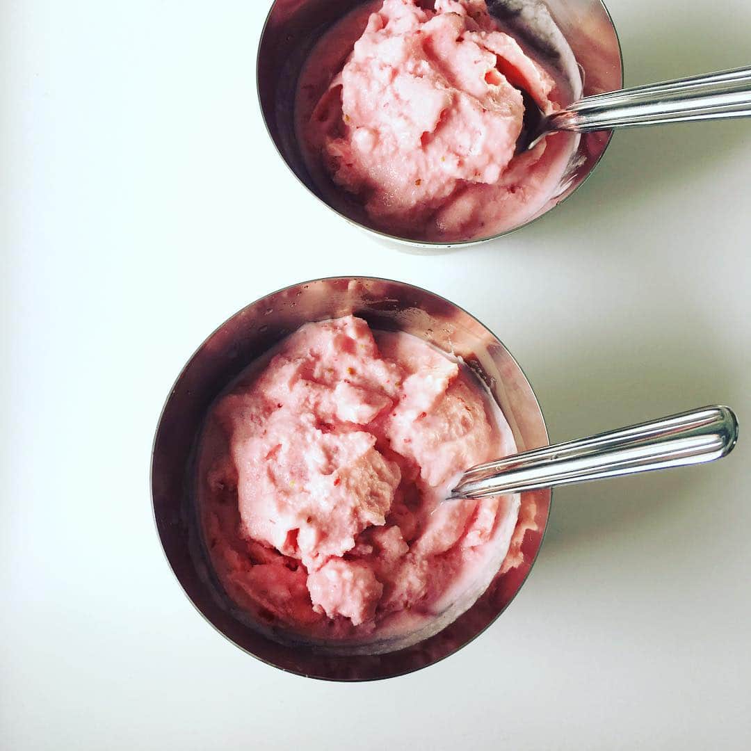 志摩有子さんのインスタグラム写真 - (志摩有子Instagram)「若山曜子先生のポストを見て、食べたくなって作ったストロベリーヨーグルトシャーベット。ジップロックで砂糖をまぶしたイチゴを凍らせて作る簡単スイーツ。さっぱり甘酸っぱくて本当に美味しい。詳しいレシピは @yoochanpetite  先生の2日前のポストをご覧ください。 #おやつ #フローズンヨーグルト #簡単ヨーグルトアイス #冷凍いちご #ヨーグルト多め #ステンレスカップ」5月6日 16時09分 - ariko418