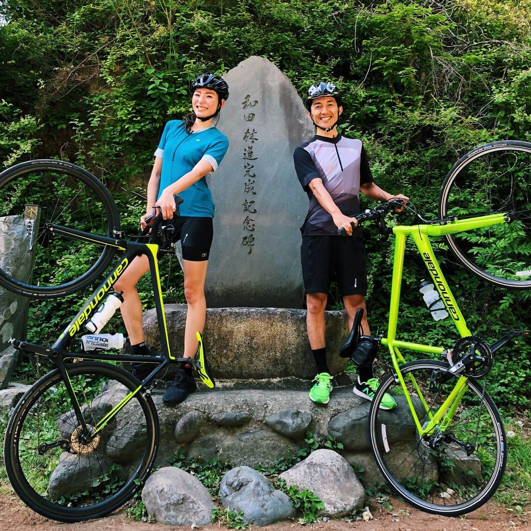 福田萌子さんのインスタグラム写真 - (福田萌子Instagram)「自転車で山登り‼️ @cannondalejapan のカズさんから手術後のリハビリサイクリングに誘われて和田峠の激坂ヒルクライムを含む全87kmのコースへ。 もちろん、フラットペダルで。 カズさんに至ってはフラペな上にクロスバイクという荒業😂🏔🚴‍♀️ ・ 一瞬でも「追いつけるかも⁉︎」と思った自分が恥ずかしくなるほど、クロスバイクでもカズさんはカズさんでした。 あざみラインを彷彿とさせる坂だったけど一度も足を着かずに登りました。 この日の私達のチーム名は #フラットペダルクライマー 笑 出発地点 @yanocro の壁にしっかりと達成サインを書いてきたよ。 87kmのライドを通して、私はやっぱり登りの向かい風が好きなんだなぁと実感。サイクリングロードのアゲインストも全くストレス無く楽しみましたっ。 ・ 病み上がりには少しタフなコースでしたけど、しっかり走り程よい疲労感も得られて大満足！ カズさん @cannondalekazu 有難うございましたっ。 ・ #teamdayscc #crosscoffee #cannondale #cannondalebikes #sportstraveler」5月6日 16時27分 - moekofukuda