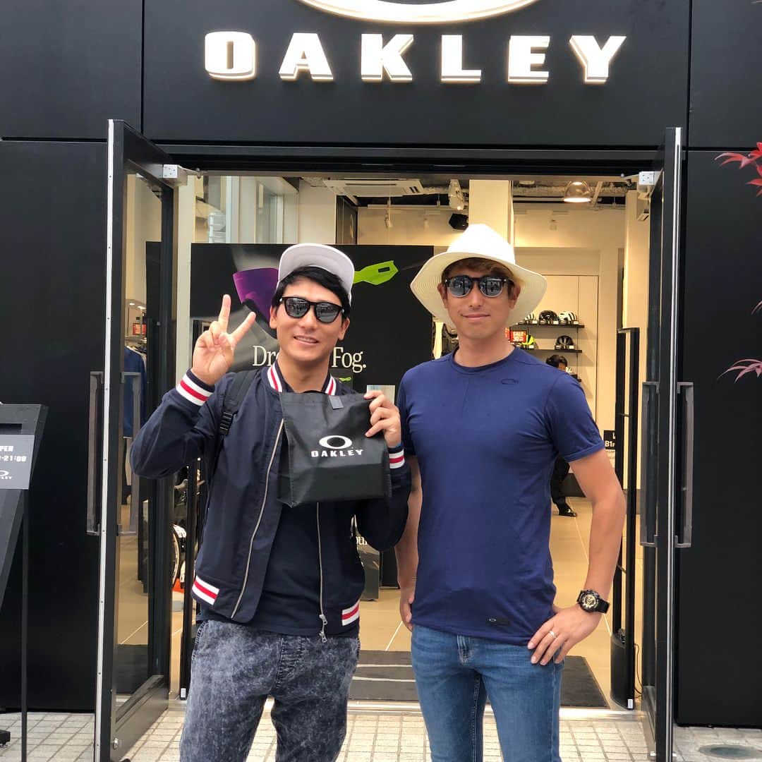 竹安俊也のインスタグラム：「オークリーショップ行って自分にあったサングラスをカスタムしてきた #オークリー #oakley  #隣はオークリー界のカリスマ #土屋タケルさん」