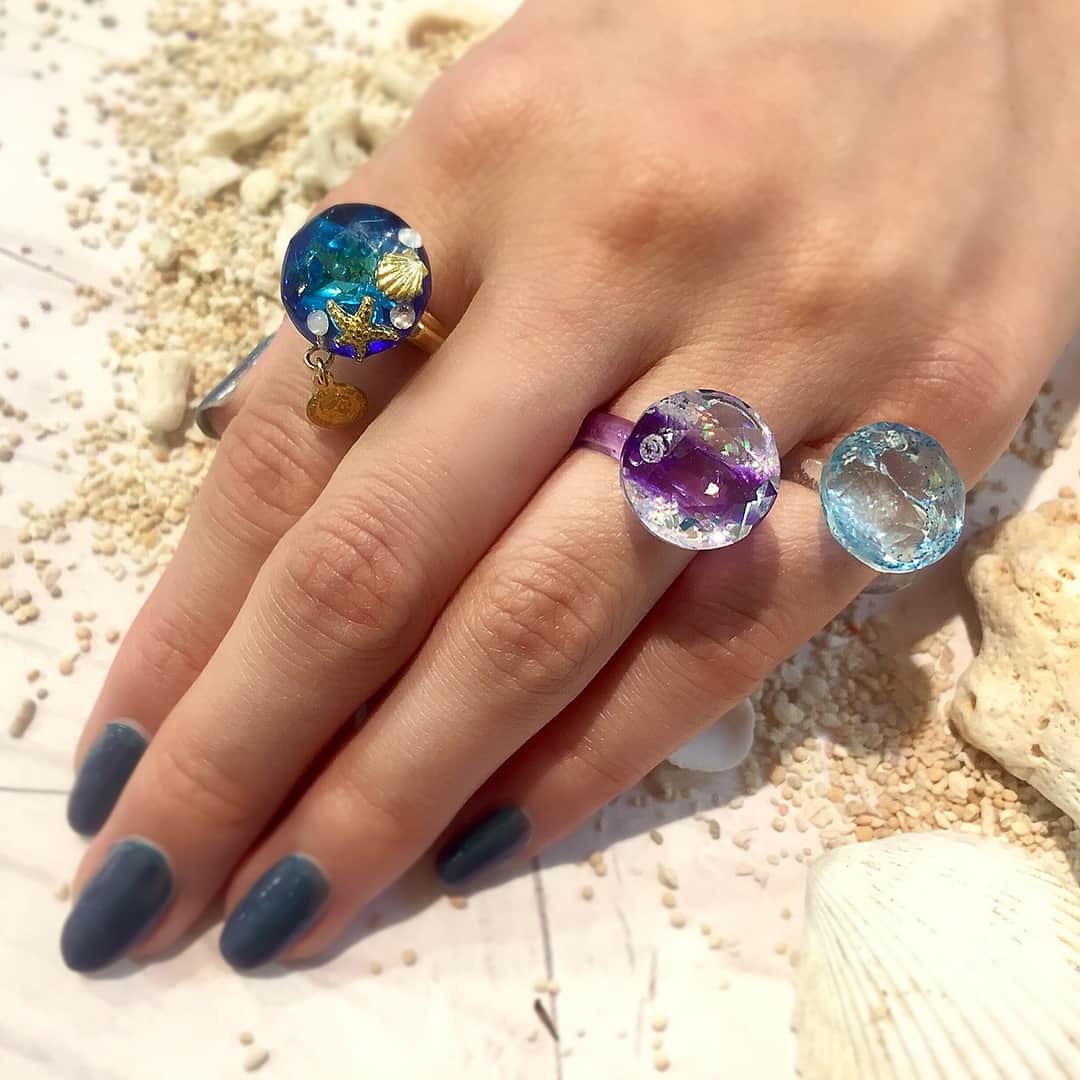 貴和製作所 公式さんのインスタグラム写真 - (貴和製作所 公式Instagram)「【ラフォーレ原宿店スタッフ作品】 新型のスワロフスキー #6430 14mmに レジンでパーツをコーティングしたり 裏面に色付けしてオリジナルのデザインに✨ 。 夏らしいブルーのカラーが人気です🐬🏝 。 穴が空いているパーツですので2枚目の画像のように そのまま通してピアスにするのも オススメです❣️ 。 ぜひお試し下さいませ🙌 。 。 ※スタッフ独自のアレンジ作品のため、レシピや材料表はございません。 ※こちらに頂きましたコメントには返信いたしかねます。ご了承ください。 ※店舗(オンラインショップ含む)により取り扱い商品・入荷時期が異なります。 。 #公式貴和製作所ラフォーレ原宿店#公式貴和製作所スタッフアレンジ#貴和製作所#貴和製作所ラフォーレ原宿店#ハンドメイド#ハンドメイドアクセサリー#手作りアクセサリー#ラフォーレ原宿#レジン#レジンアクセサリー」5月6日 18時08分 - kiwaseisakujo