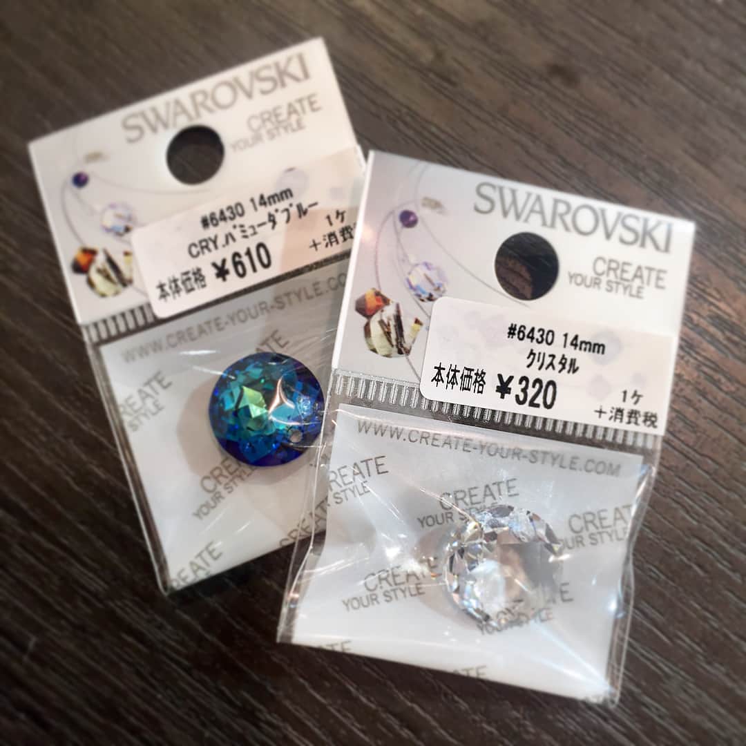 貴和製作所 公式さんのインスタグラム写真 - (貴和製作所 公式Instagram)「【ラフォーレ原宿店スタッフ作品】 新型のスワロフスキー #6430 14mmに レジンでパーツをコーティングしたり 裏面に色付けしてオリジナルのデザインに✨ 。 夏らしいブルーのカラーが人気です🐬🏝 。 穴が空いているパーツですので2枚目の画像のように そのまま通してピアスにするのも オススメです❣️ 。 ぜひお試し下さいませ🙌 。 。 ※スタッフ独自のアレンジ作品のため、レシピや材料表はございません。 ※こちらに頂きましたコメントには返信いたしかねます。ご了承ください。 ※店舗(オンラインショップ含む)により取り扱い商品・入荷時期が異なります。 。 #公式貴和製作所ラフォーレ原宿店#公式貴和製作所スタッフアレンジ#貴和製作所#貴和製作所ラフォーレ原宿店#ハンドメイド#ハンドメイドアクセサリー#手作りアクセサリー#ラフォーレ原宿#レジン#レジンアクセサリー」5月6日 18時08分 - kiwaseisakujo
