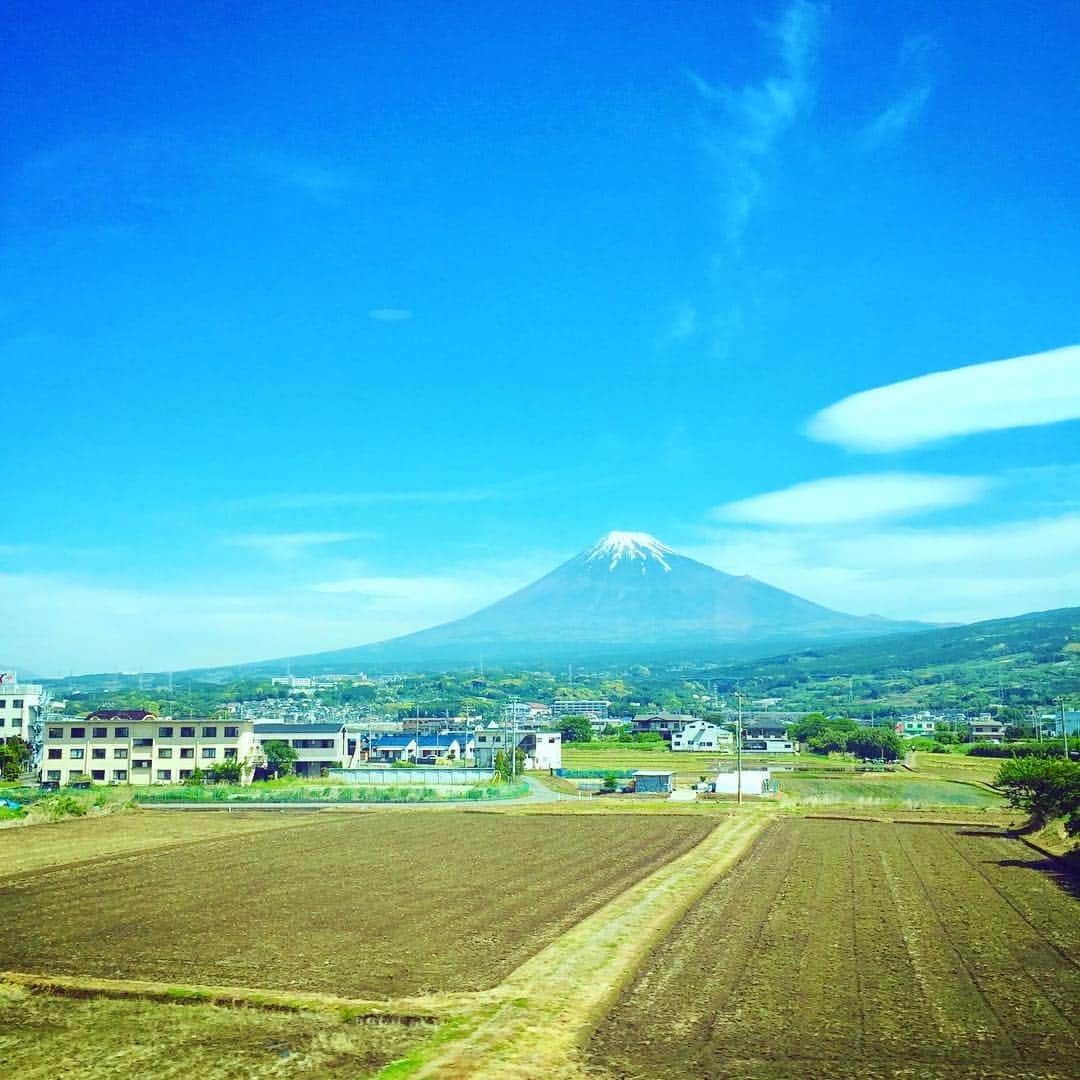 三倉佳奈さんのインスタグラム写真 - (三倉佳奈Instagram)「新幹線から見た富士山🗻 キレイー✨ #娘がこれがふじさんかーと言っていた 笑 #富士山パワー #新しい1週間また頑張れる予感💪🏻 #今日は帰って仕事していました #またお知らせしますね😊 #そしてアメブロもUPしました🗒」5月6日 18時46分 - kana_mikura0223