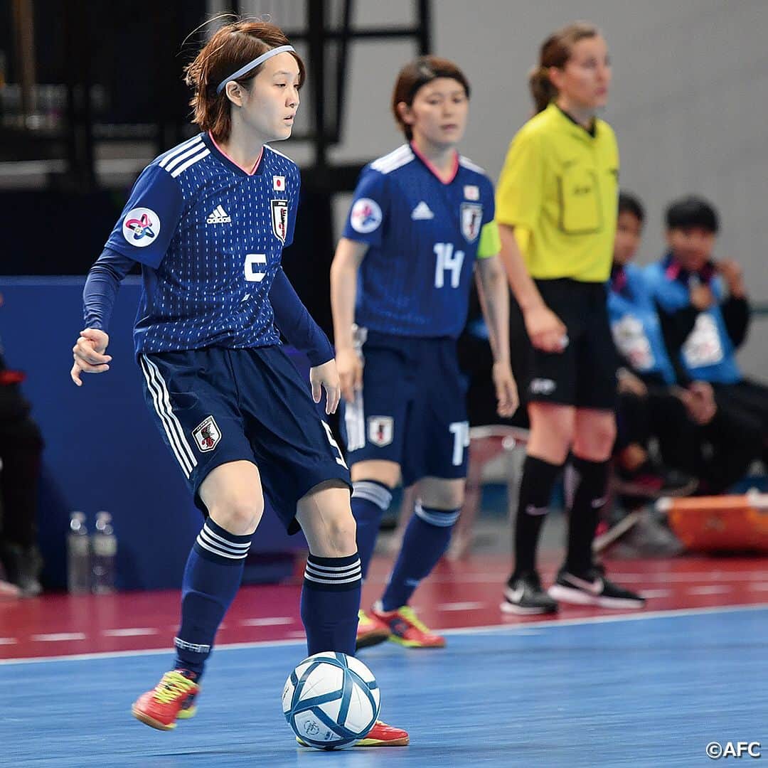 日本サッカー協会さんのインスタグラム写真 - (日本サッカー協会Instagram)「AFC女子フットサル選手権タイ2018に出場している #フットサル日本女子代表 は、決勝トーナメント進出をかけてバーレーン女子代表と対戦しました。  日本は前半7分に #若林エリ 選手( #アルコイリス神戸 )の得点で先制し、続く10分に #網城安奈 選手( #SWHレディースフットサルクラブ )、17分に再び #若林エリ 選手、18分に#江川涼 選手( #バルドラール浦安ラス･ボニータス )、20分に#勝俣里穂 選手( #フウガドールすみだレディース )がゴールを決め前半を5-0と大きくリードして試合を折り返します。 ・ 後半に入ると28分に #網城安奈 選手、29分に #藤田実桜 選手( #東京府中アスレティックFCプリメイラ )、34分に#若林エリ 選手、35分 #江口未珂 選手( #アルコイリス神戸 )、36分に #江川涼 選手、37分に #網城安奈 選手、38分、39分に #千田日向子 選手( #東京府中アスレティックFCプリメイラ )が決めバーレーン代表に快勝で決勝トーナメント進出を決めました。 ・ グループリーグ1位通過をかけた第3戦は、日本時間5月7日(月)20時より中国代表と対戦します。 ・ 詳しい試合のレポートはJFA.jpをご覧ください。 ・ #jfa #daihyo #フットサル日本女子代表 #futsal #フットサル #AFCWFutsal2018」5月6日 19時16分 - japanfootballassociation