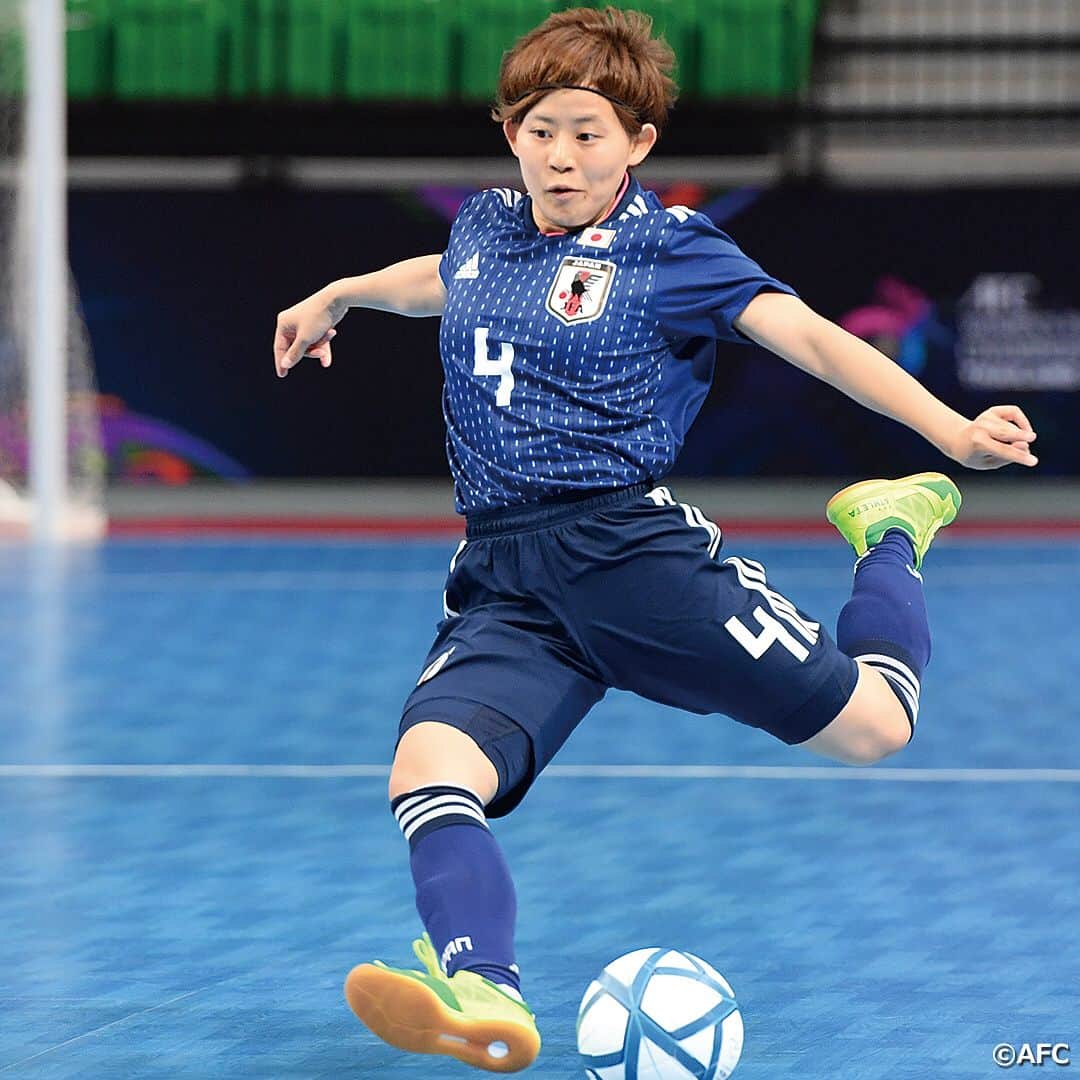 日本サッカー協会さんのインスタグラム写真 - (日本サッカー協会Instagram)「AFC女子フットサル選手権タイ2018に出場している #フットサル日本女子代表 は、決勝トーナメント進出をかけてバーレーン女子代表と対戦しました。  日本は前半7分に #若林エリ 選手( #アルコイリス神戸 )の得点で先制し、続く10分に #網城安奈 選手( #SWHレディースフットサルクラブ )、17分に再び #若林エリ 選手、18分に#江川涼 選手( #バルドラール浦安ラス･ボニータス )、20分に#勝俣里穂 選手( #フウガドールすみだレディース )がゴールを決め前半を5-0と大きくリードして試合を折り返します。 ・ 後半に入ると28分に #網城安奈 選手、29分に #藤田実桜 選手( #東京府中アスレティックFCプリメイラ )、34分に#若林エリ 選手、35分 #江口未珂 選手( #アルコイリス神戸 )、36分に #江川涼 選手、37分に #網城安奈 選手、38分、39分に #千田日向子 選手( #東京府中アスレティックFCプリメイラ )が決めバーレーン代表に快勝で決勝トーナメント進出を決めました。 ・ グループリーグ1位通過をかけた第3戦は、日本時間5月7日(月)20時より中国代表と対戦します。 ・ 詳しい試合のレポートはJFA.jpをご覧ください。 ・ #jfa #daihyo #フットサル日本女子代表 #futsal #フットサル #AFCWFutsal2018」5月6日 19時16分 - japanfootballassociation