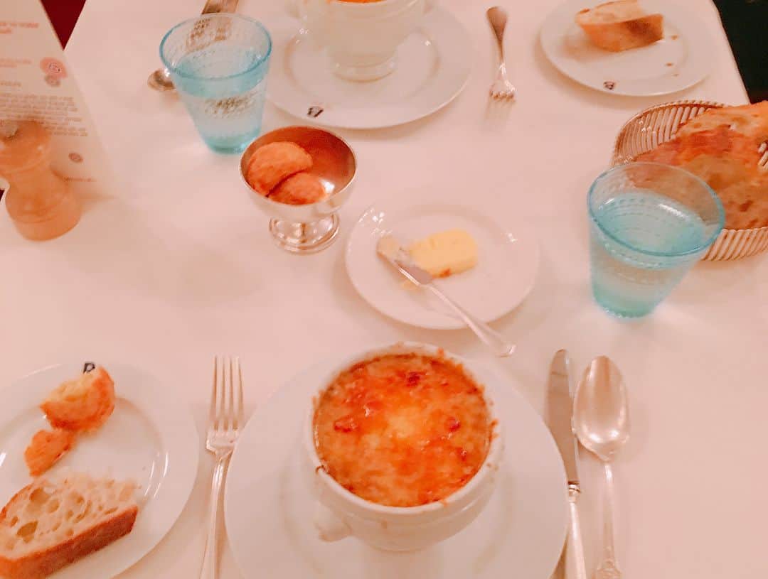 新庄千歳さんのインスタグラム写真 - (新庄千歳Instagram)「ちょい高級レストランBenoitへ！！ オニオングラタンスープめちゃうまやったけど量が多すぎて全部食べられへんかった(＞＜) too many! メインは適度な量で美味しかった(^^) このお店日本にもあるみたいやけど、一緒かなぁー？ #ニューヨーク #newyork  #ny #benoit #restaurant  #ブノワ」5月6日 19時49分 - chii_in_miami