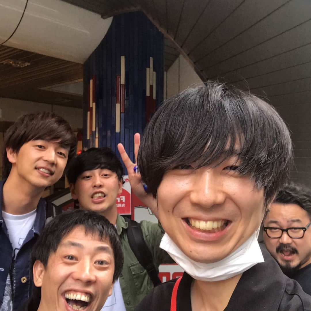 森田哲也さんのインスタグラム写真 - (森田哲也Instagram)「音楽界の天才とがっつり朝まで飲ましてもらいました。  まさかこの人達と松屋で朝定食を一緒に食べる日が来るとは。  とりあえず休日課長さんは僕やバイクさんと全く同じ人種でした。  全員がなぜか途中から「巨泉さん」のイントネーションで「絵音さん」て呼んでました。  わけわからん夜やったけどむちゃくちゃわろた！  #ゲスの極み乙女 #川谷絵音 #休日課長 #with童貞軍団＋石井くん」5月7日 6時43分 - saraba_morita