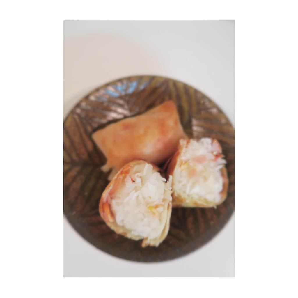 前田ゆかのインスタグラム：「先日＠likelikekitchen お料理教室 で習った#大根春巻き✨✨✨ ・ このあじわいが忘れられなくて…♪ すっかり忘れていた巻き方も見直して 復習してみました〜〜 ・ あげる時間も2分と短く、発想豊かな材料の組み合わせにいつも発見ばかり！！ GW最終日に美味しく出来上がりました＾＾ #小堀紀代美 先生 #大根春巻き#シンプルで美味しすぎます #発想が豊かで毎回驚き  #GWが終わり#早朝からお弁当作り」
