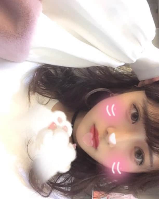 おもてちゃんのインスタグラム：「. いつもよりちょっと食べすぎたかなって日は、そんな自分が嫌になって「もう今日はいっぱい食べてもオッケーな日にして明日からがんばればいっかな〜」って思っちゃうの私だけかなあ でもここで負けてたまるかって我慢していつもより多めに筋トレしたしマッサージもしてみた☺︎ . 起きたらめちゃくちゃ可愛くなってたらいいのにな〜 よし明日からも頑張ろうおやすみ！」
