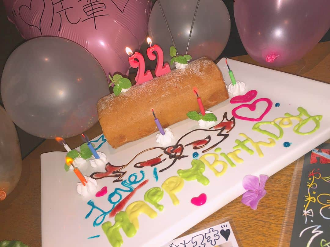 友野楓さんのインスタグラム写真 - (友野楓Instagram)「・ 22th Birthday surpurise.😹❤️❤️ うれしすぎて普通に涙出た。 なーんにも気づかんかった(´；ω；`)♡ 会うってなったのほんとに今日急遽だったし😭 彼氏かよ、、、、😭❤️❤️❤️ ・ KINGYOのみんなもお祝いしてくれてうれしみ。 ありがとうございました😢❤️ ひろしさんお疲れ様てことでKINGYO行ったのに😢 まさかのサプライズでした(´；ω；`)♡ ・ #22th #birthday #surprise #saorin #thanks #CHANEL #lip #cute #love #mysister #happy #0507」5月7日 1時39分 - ked.o27