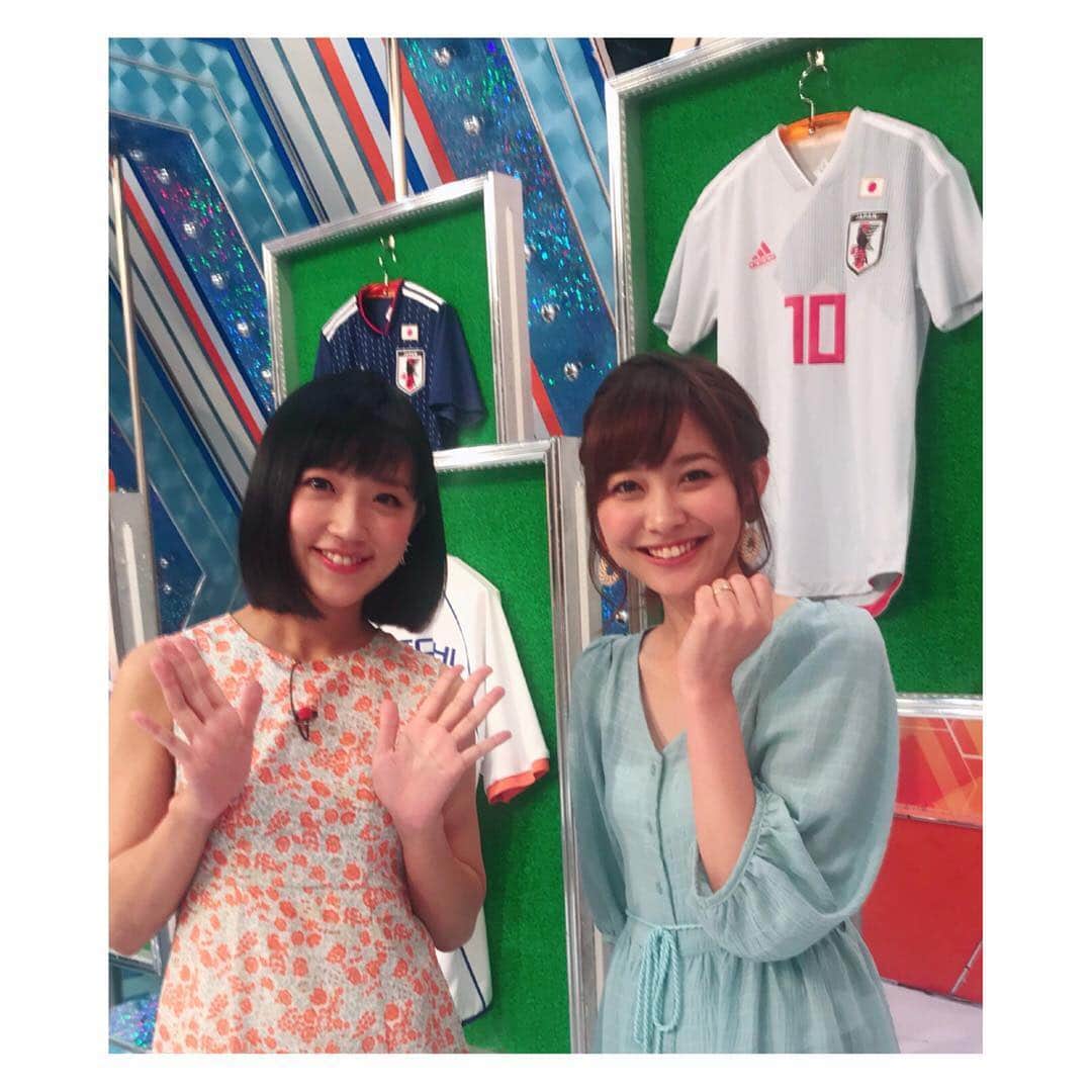 のインスタグラム：「やべっちF.C.オンエア終わりに由恵さんと🤗⚽️ 今日でゴールデンウィークもおしまいですね！ ゴールデンウィークお休みはなかったけど、なぜか寂しい笑 明日からまた頑張りましょー✨✨ ＊ ＊ #テレビ朝日 #やべっちfc #竹内由恵 アナ #久冨慶子 #アナウンサー #gw」