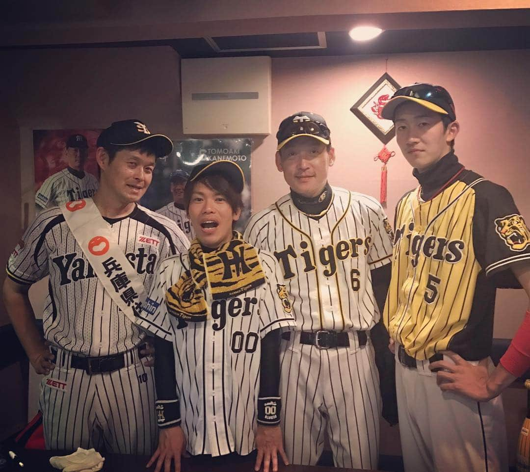 山田スタジアムさんのインスタグラム写真 - (山田スタジアムInstagram)「この4人で頂点に挑む！  #阪神タイガース #かねもっち #マナブ18号  #ニセ岡剛  #山田スタジアム  #金本知憲 #西岡剛  #そっくりさん #ものまね野球  #ただのファン #負ける気がせんわ」5月7日 1時39分 - yamadastadium