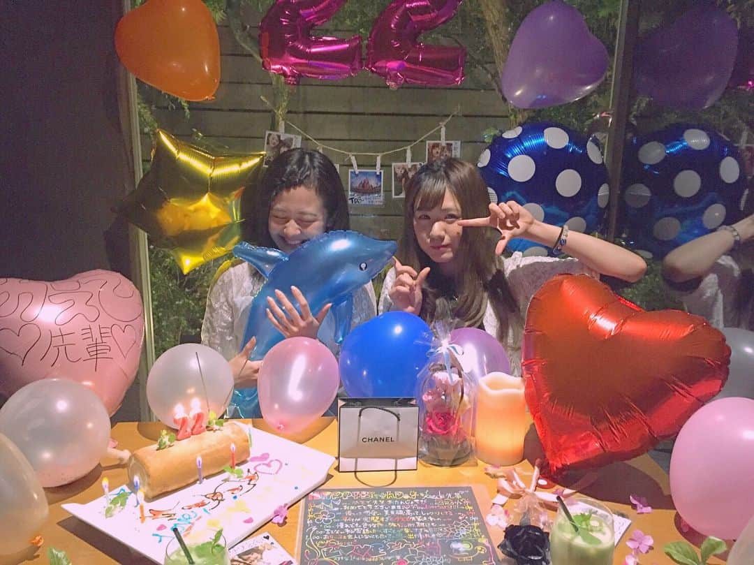 友野楓のインスタグラム：「・ 22th Birthday surpurise.😹❤️❤️ うれしすぎて普通に涙出た。 なーんにも気づかんかった(´；ω；`)♡ 会うってなったのほんとに今日急遽だったし😭 彼氏かよ、、、、😭❤️❤️❤️ ・ KINGYOのみんなもお祝いしてくれてうれしみ。 ありがとうございました😢❤️ ひろしさんお疲れ様てことでKINGYO行ったのに😢 まさかのサプライズでした(´；ω；`)♡ ・ #22th #birthday #surprise #saorin #thanks #CHANEL #lip #cute #love #mysister #happy #0507」