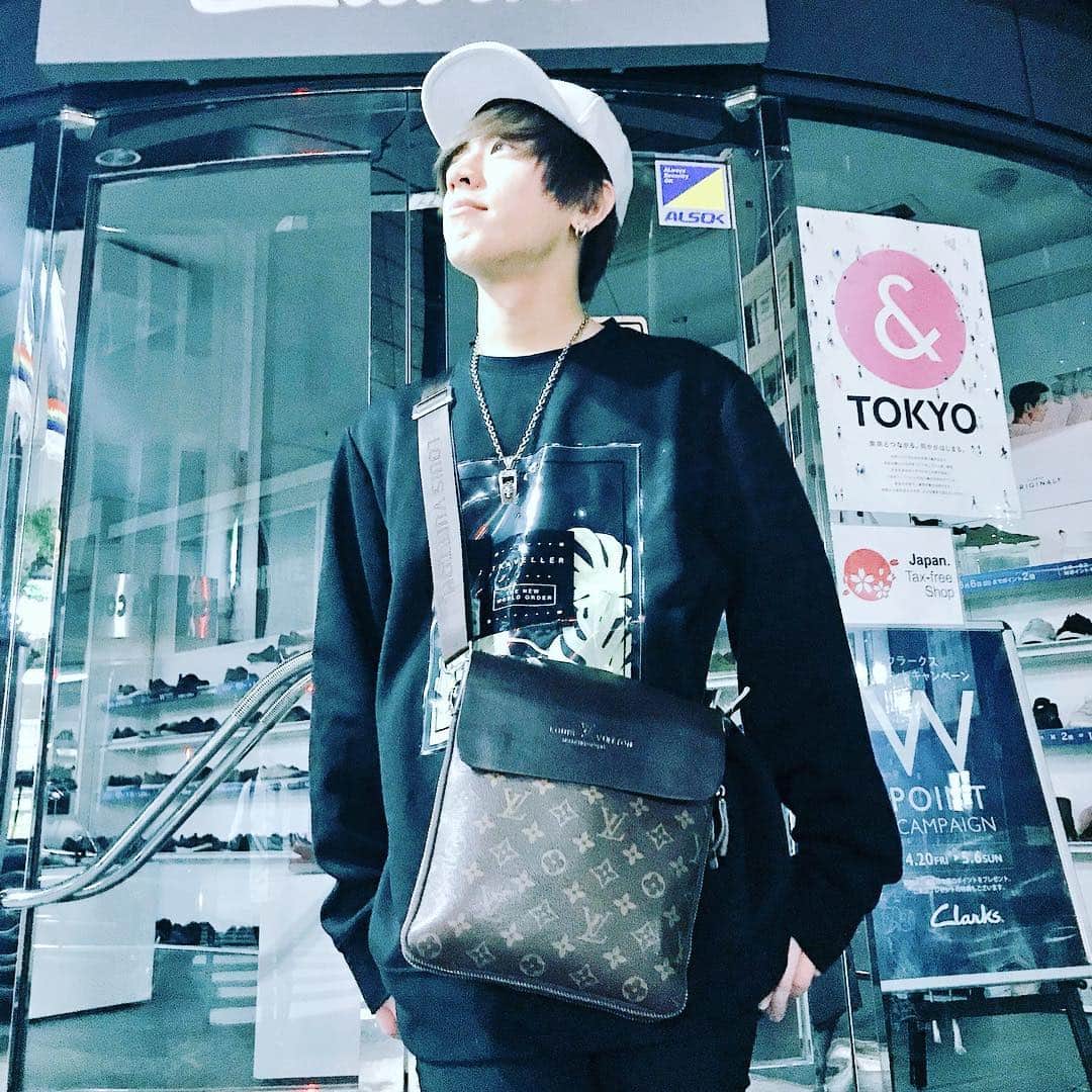 VAMBIのインスタグラム：「H&M久々いったらめっちゃ高見えなトレーナー売ってて即買いしたわー！！ いやーカッコイイわ……俺。  #youtube #youtuber #youtubers #youtubechannel #h&m #ファッション #コーデ #コーディネート」