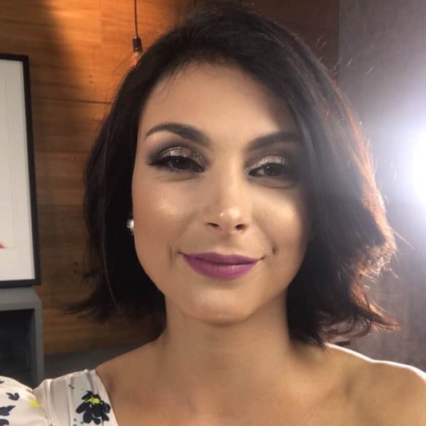 のインスタグラム：「her makeup 💕❤️ she’s so beautiful but cute Follow @baccarin.morena (me) for more! @morenabaccarin #morenabaccarin #leethompkins #gotham #vanessacarlysle #copycat #deadpool #batman #lesliethompkins #brunette #actress #model #beautiful #gorgeous #stunning #marvel #dc #photography #photoshoot #firefly #inaraserra」