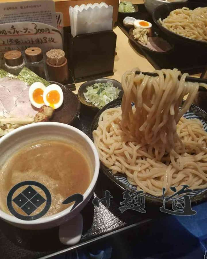 ホットペッパーグルメ公式アカウントのインスタグラム：「麺をこよなく愛するのが伝わってくる写真を投稿してくれたのは、インスタグラマーのつけ麺が主食（@_____menlog27_____）さん。 誰かと行くステキなグルメも良いですが、普段からいくラーメンの味が忘れられないなんてこともあり、思い出に残るグルメですね♪ photo by @_____menlog27_____ #ホットペッパーグルメ」