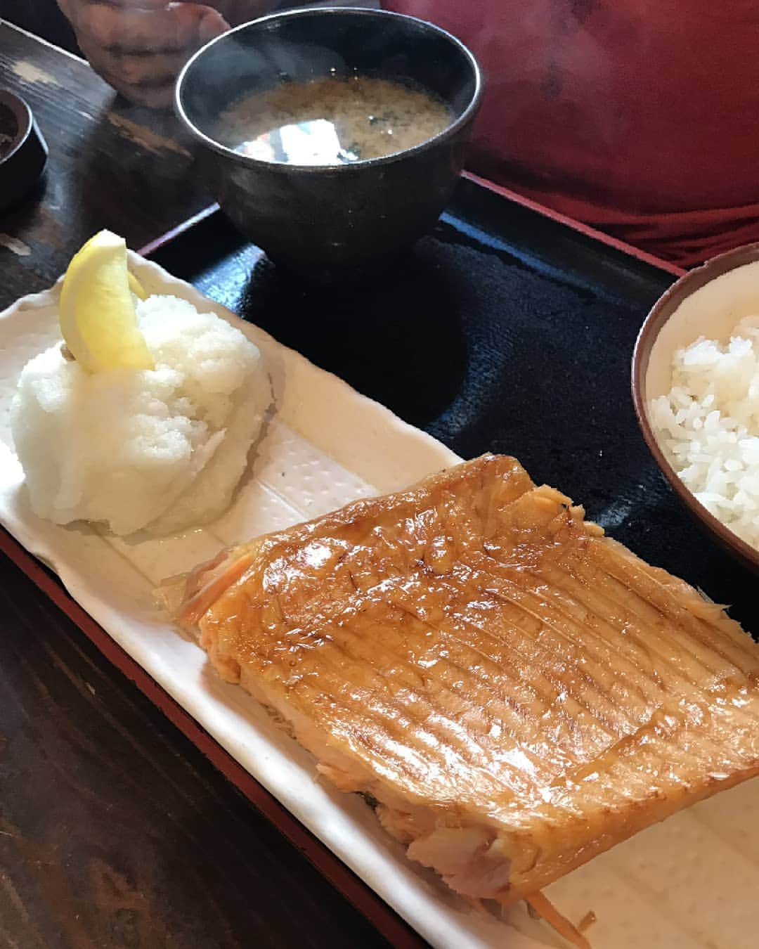 小田井涼平のインスタグラム：「山本マネージャーが注文した、サケハラス焼き定食。  メインのサケハラスもだいぶボリューミーだけど、横についてる大根おろしに注目‼️ マッシュポテトじゃないよ‼️ おろしだよ‼️ 拳サイズで、まさに”パンチ”ある逸品‼️」