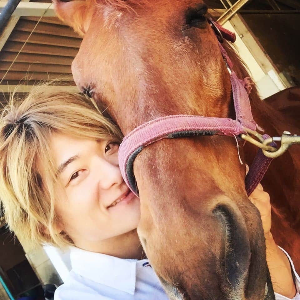 KAZUAKIのインスタグラム：「連日レコーディングの最中、半日という貴重な時間で千葉に向かい#乗馬 して来た^_^ #乗馬クラブ #horseriding #horse #馬」