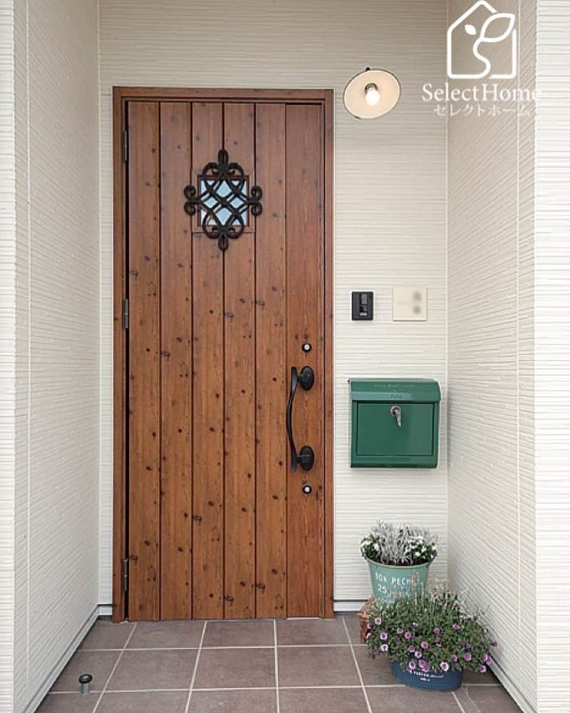 select homeさんのインスタグラム写真 - (select homeInstagram)「【玄関ドア】 . . お家の顔。玄関。 . 白い外壁に木柄のドアはテッパンですが、やっぱりかわいいですよね。 アイアン調もナチュラルなお家にぴったりです☺︎ . セレクトホームでは、LIXILのジエスタ2という玄関ドアが標準仕様となってます。 さらに、『k2仕様』 . k2とは断熱仕様のレベルを表しています。 特殊な構造になっていて、高い断熱効果があります☺︎ . 開口部は断熱の性能を下げる部分なので、断熱材を性能の良いものにしても、開口部がスカスカだったら意味がありません。 サッシと玄関ドアを性能の良いものにして、夏涼しく冬暖かいお家にしていきましょう♪ . LIXILの玄関ドアはデザインもカラーもたくさんあるので、お気に入りのものが見つかると思いますよ！ .  #selecthome #セレクトホーム #北九州 #工務店 #注文住宅 #マイホーム #マイホーム計画 #新築 #施工事例 #家づくり #instahouse #無垢の家 #奥様が楽しくなるちょっと良い暮らし #自然素材の家  #木の家 #一戸建て #自由設計 #玄関照明 #玄関ドア #ポスト #ジエスタ2 #d32型 #アイリッシュパイン #アイアン #ケイミュー #スマッシュライン #シルクホワイト #ナチュラル #かわいいお家」5月7日 17時06分 - select_home
