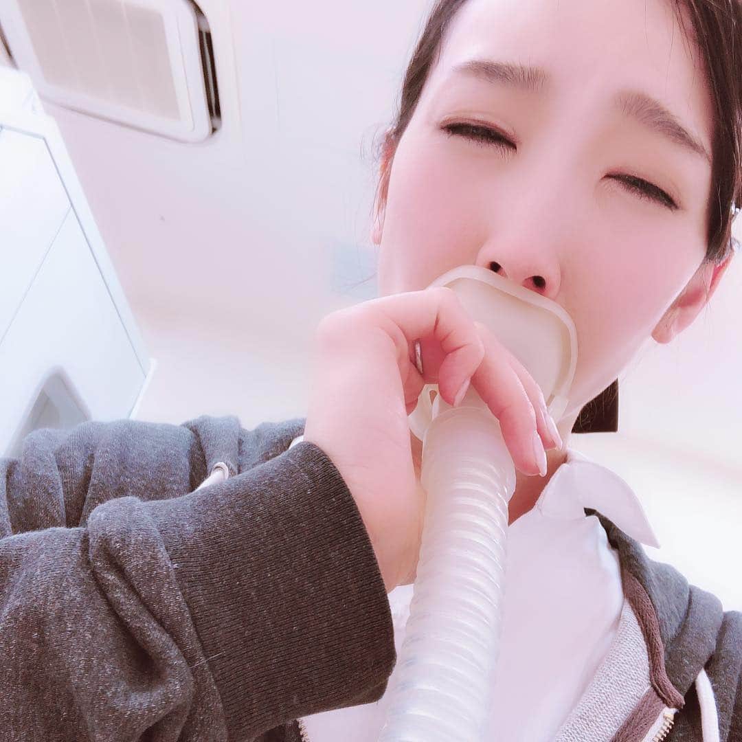 のインスタグラム：「吸引。笑 . . やっぱり #蓄のう症 . . あの内視鏡みたいなの鼻から入れるやつ、、、 笑えるわぁ💦 . . なんだかなさけない。。。 . . 大人になって、究極の鼻栓こちょこちょしとる気分やわ。 . . #蓄のう症 なう」