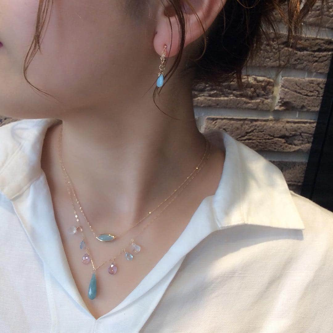 ageteさんのインスタグラム写真 - (ageteInstagram)「・ 【スタッフコーディネート_アガット 広島ゼロゲート】 ボリューム感がありながらも、すっきりとした首元に。 アベンチュリンクォーツのきらめきが華やかな印象にしてくれます。 #agete #jewelry #accessory #necklace #pierced #charm #larimar #quarz #coordinate #summer #hiroshima #hiroshimazerogate #アガット #ジュエリー #アクセサリー #ネックレス #ピアス #チャーム #ラリマー #クォーツ #夏 #広島 #広島ゼロゲート」5月7日 18時33分 - agete_official