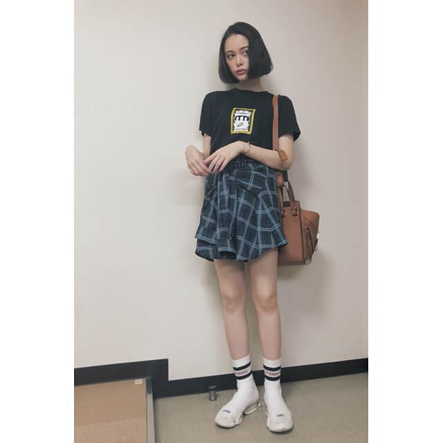 玉城ティナさんのインスタグラム写真 - (玉城ティナInstagram)「仕事に行くのにGWの子供みたいな服着てた👦  Tシャツ @alexachungstagram  スカート @jouetie_official  シャツを巻いた風になているのがかわいい スニーカー @vetements_official  @reebok バッグ @loewe  このバッグ色違いも欲しいな〜 というくらい収納がよきです #たましふく」5月7日 18時37分 - tinapouty