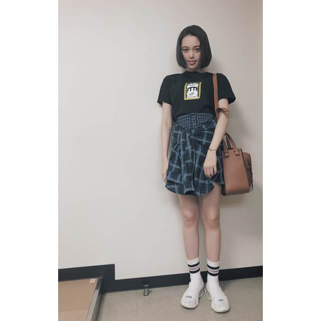 玉城ティナさんのインスタグラム写真 - (玉城ティナInstagram)「仕事に行くのにGWの子供みたいな服着てた👦  Tシャツ @alexachungstagram  スカート @jouetie_official  シャツを巻いた風になているのがかわいい スニーカー @vetements_official  @reebok バッグ @loewe  このバッグ色違いも欲しいな〜 というくらい収納がよきです #たましふく」5月7日 18時37分 - tinapouty