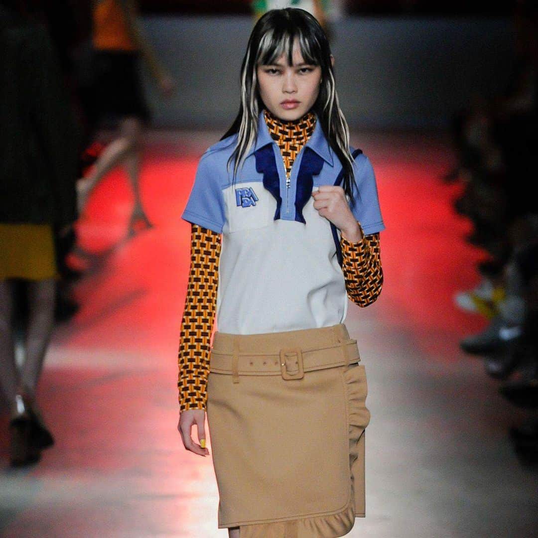 Vogue Taiwan Officialさんのインスタグラム写真 - (Vogue Taiwan OfficialInstagram)「#VogueBeauty 90年代風潮徹底回歸，不過挑染你可以接受嗎 👩🏻‍🎤👨🏻‍🎤 PRADA 2019早春系列，以挑染髮型出場，靈感來自於90年代的IT GIRL先鋒 Chloë Sevigny  @prada #prada #pradaresort19 #nyc #newyork」5月7日 18時58分 - voguetaiwan