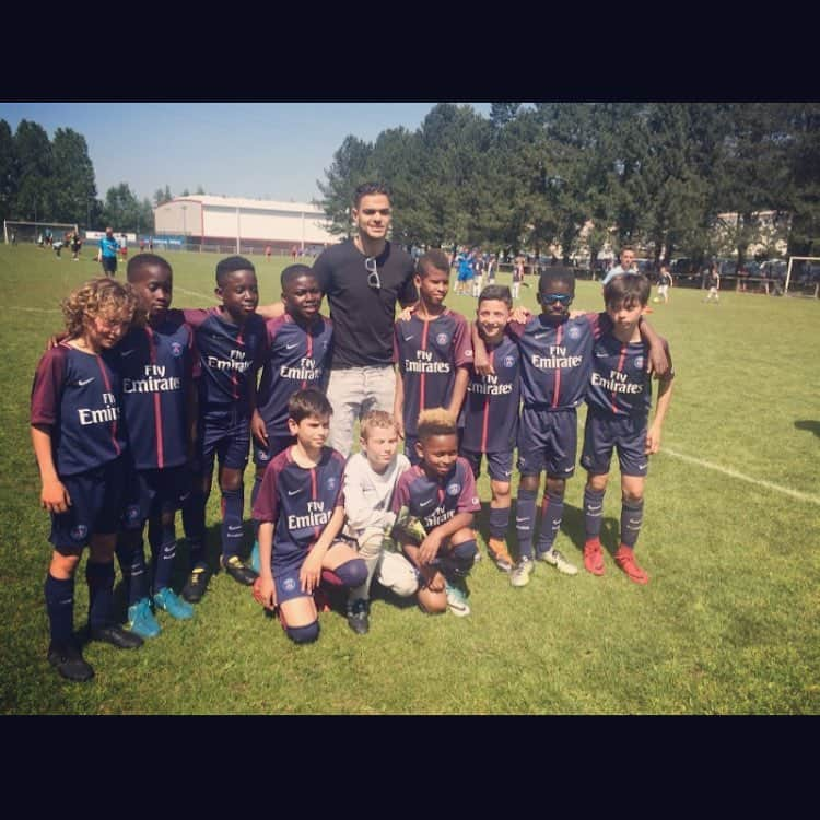 ハテム・ベン・アルファさんのインスタグラム写真 - (ハテム・ベン・アルファInstagram)「plaisirs partagés  avec les enfants du football.. retour aux sources!」5月7日 20時15分 - hatembenarfaofficiel