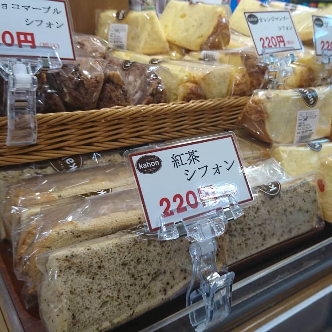 のインスタグラム：「東京駅日本橋口にあるコンビニ Bellmart kiosk さんで売ってるkahonシフォンケーキ♪美味しくて東京駅に行くたびに買ってしまうのです♪最近ハマっているのはいちごミルク味♪  #シフォンケーキ #シフォン #kahon #東京駅 #bellmartkiosk #紅茶シフォンケーキ #いちごミルク 味#駅 #キオスク #ケーキ #レギュラー松本 #あるある探検隊」