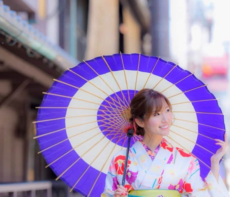 美波千夏さんのインスタグラム写真 - (美波千夏Instagram)「京都は何度も行ってますが、多分人生初祇園でした！(あれ、ご飯食べに行ったっけ？まぁいいや。) 結婚式の前撮り？してる方が多くてHAPPYオーラ沢山吸収してきました！❤️ちゃっかり！笑 . 友達が御利益あるよ！と教えてくれた鈴虫寺に行きたいです。#縁結び w . . . #京都 #着物 #祇園 #kyoto #japan #kimono #japanesegirl #asiangirl #gion #アップヘア #portrait #ポートレート #写真すきな人と繋がりたい」5月7日 20時55分 - chinatsu_minami