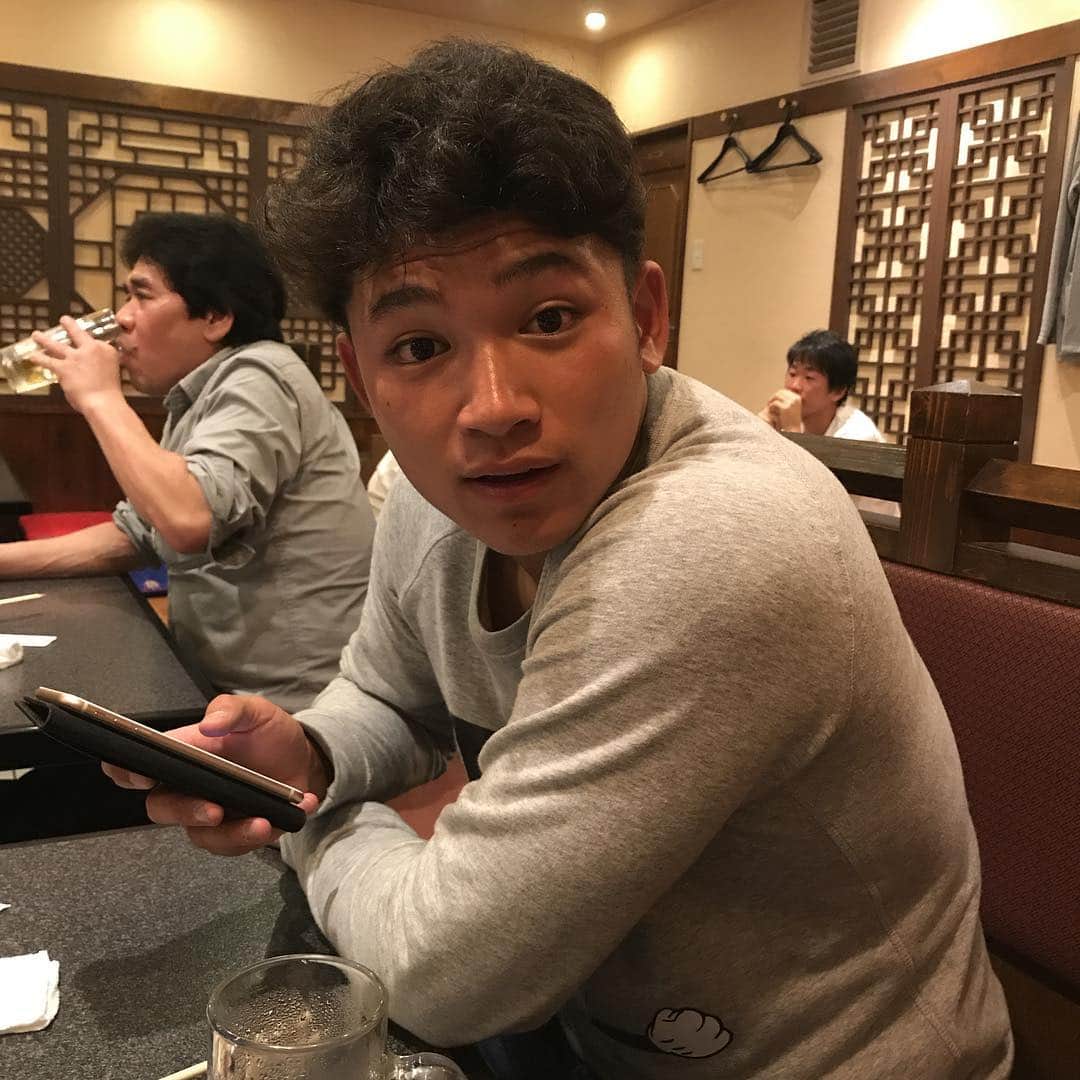 神戸文也のインスタグラム：「今日もバラとご飯〜😋」