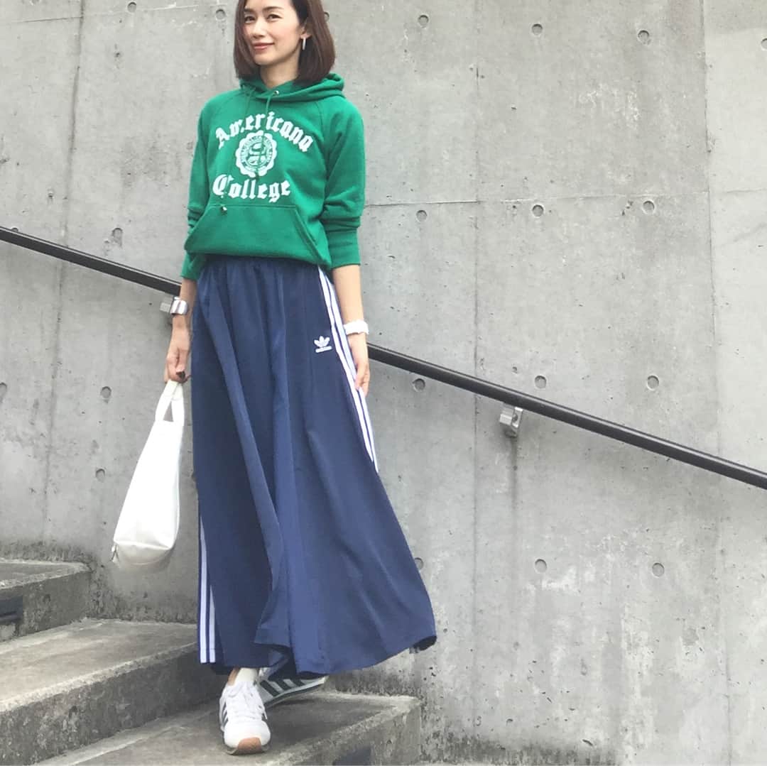 のインスタグラム：「* 展示会で見て 目👀をつけていた @beautyandyouth_official 別注 @adidas のスカート✨✨ * 今日は 肌寒かったので パーカーと合わせました * 暑い日は Tシャツ・ビーサンで 合わせたい🙋🏻 * コーディネートの詳細は ブログに書きました よかったら コチラも覗いてみて下さい * #ブログ更新しました  #プロフィールにブログのリンク貼ってます * #ootd  #パーカー #americana #アメリカーナ #deuxiemeclasse #ドゥーズィエムクラス  #スカート #adidas #アディダス #beautyandyouth #ビューティーアンドユース  #バッグ #tilamarch #ティラマーチ @tilamarch_japon  #ピアス #gallardagalante #ガリャルダガランテ @gallardagalante  #靴 #adidas #アディダス」