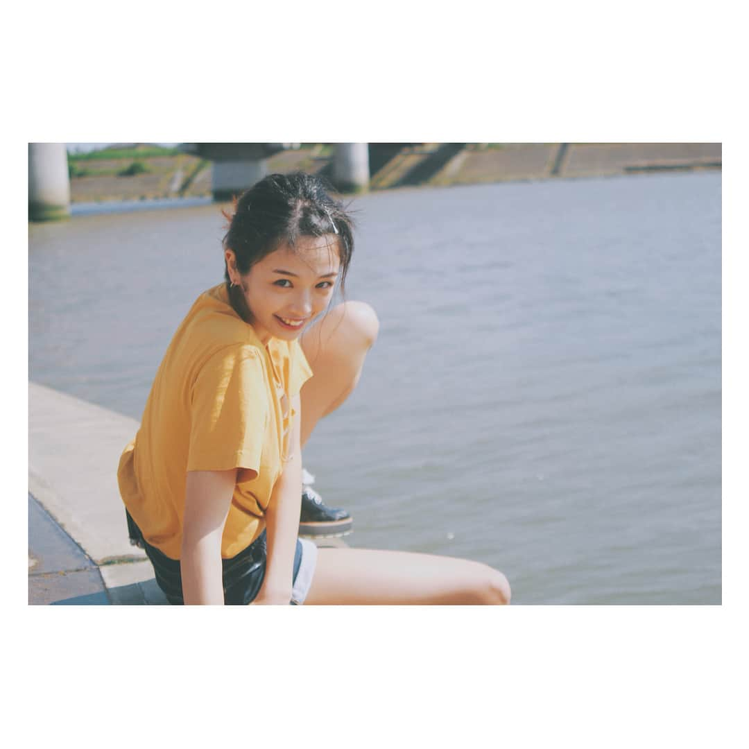 江夏詩織さんのインスタグラム写真 - (江夏詩織Instagram)「みんなGWは何したのかなぁ？ 私は地元に帰って食べて寝て食べて寝てってしてました！  妹がカメラを買ったらしくて、色々教えてあげたらいい感じの写真撮ってくれた〜☺️✌🏼🌻 #Tシャツ199円 笑」5月7日 21時26分 - shiori_enatsu