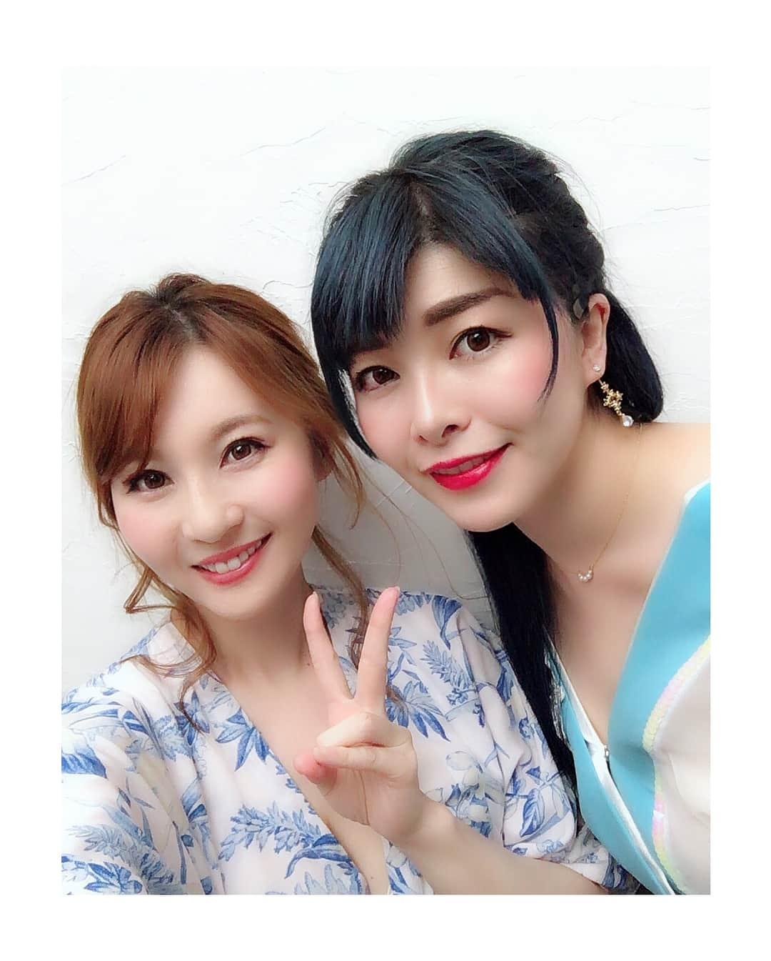 辰巳ゆいさんのインスタグラム写真 - (辰巳ゆいInstagram)「今日も一緒♡ . 写真撮影してもらってましたん💗 . 仕上がり楽しみー＼(^ω^)／ . 撮影終わったら腹ペコで、焼肉食べに行ったよん♪♪ . 頼みすぎて、最後の方無理して食べてたw . もう、霜降り系はあんまり食べれなくなってきたなぁー笑 って、話しながら食べてました笑 . 我々、まだ食べたい欲と胃の相談がイマイチ出来てません💦 . イケると思ってイケないw . ホルモン食べる予定が、たどり着けませんでした😑 . お腹いっぱいで、もう眠い💤 お風呂入って寝まーす(๑･ꈊ･๑) . #ゆいぴょん #ミムリン #写真 #撮影 ＃焼肉 #うまうま #楽しかった」5月7日 22時04分 - yuitatsumi