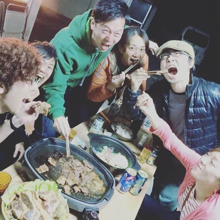 沖縄県北部から始まる出会いの場＠北からゆいまーるのインスタグラム：「・ ・ お肉を食べるとき口が大きくなりますよね〜 ・ ここで#あるある 外でお肉を食べるとき調子にのって、洋服にタレとかついちゃって汚れちゃいますよね笑・ ———————————————————— #北からゆいまーる では、県内・県外・海外がつながる#イベント が盛りだくさん^ ^ あっ、こちら沖縄県の北部ですw あなたの到着に合わせてウェルカムパーティーも開催できます‼︎ イベント情報やご連絡は公式LINEよりお問い合わせください。 LINE@→＠vuv7701nより @マークもお忘れなく‼︎ ・ ホームページはプロフィールのURLをご確認ください(^^) ———————————————————— ・ #お酒 #料理 #ホームパーティー #パーティーピーポー #ケータリング  #おうちごはん #ワイン #party #partytime  #沖縄 #Okinawa#partying#民泊 #crazy #partypeople #happynight #fridaynight #saturdaynight  #nightlife #partyhard #instaparty #partyy #partyyy #okinawagram #instagood #photooftheday」