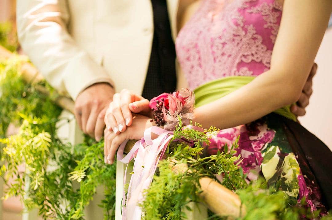 DEFanniversaryのインスタグラム：「👼『#DEF花嫁』のハッシュタグをつけて あなたの素敵な結婚式写真をUPして下さい💛 · 「DEFウェディング」のサイトに 卒業花嫁の記事として掲載されちゃうかも✎*。 · PHOTO by @hajimenoai_wedding · ∞∞∞∞∞∞∞∞∞∞∞∞∞∞∞∞∞∞∞∞ · 結婚式したい！サプライズしたい！ けど内容は未定···でもOK👌☆*: お気軽にLINEください📱💭💕 公式LINE☞@dzd0348z · ∞∞∞∞∞∞∞∞∞∞∞∞∞∞∞∞∞∞∞∞ · みなさまからのいいね！や コメントをお待ちしています✨ DEFウェディング一同より · ∞∞∞∞∞∞∞∞∞∞∞∞∞∞∞∞∞∞∞∞ #DEFウェディング #defanniversary #DEFウエディング #デフアニバーサリー #結婚式 #ウェディング #ウエディング #wedding #ウェディングアイテム #卒花 #プレ花嫁 #花嫁 #日本中のプレ花嫁さんと繋がりたい #全国のプレ花嫁さんと繋がりたい #結婚式準備中 #結婚式準備 #結婚式diy #ウェディングdiy #ウェディングプランナー #ウェディングプロデュース #ウェディングドレス　#結婚式演出 #結婚式場 #結婚式場探し #結婚式場選び #結婚式場見学」